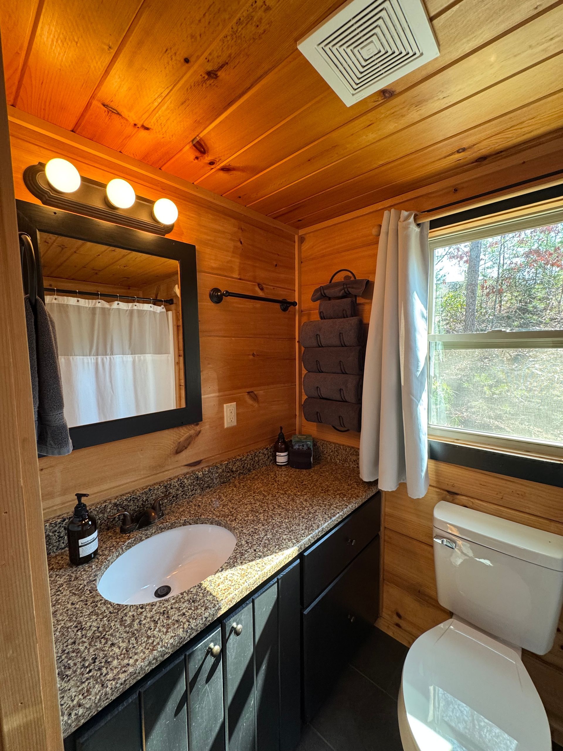 Bathroom in Cabin C at Serenity Ridge mountain wedding venue lodging