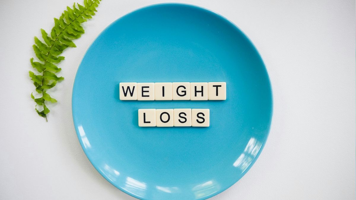 A blue plate with the words weight loss written on it.