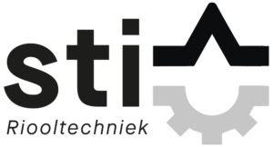 STI Rioltechniek-logo in zwart en grijs met een tandwiel- en dakvorm.