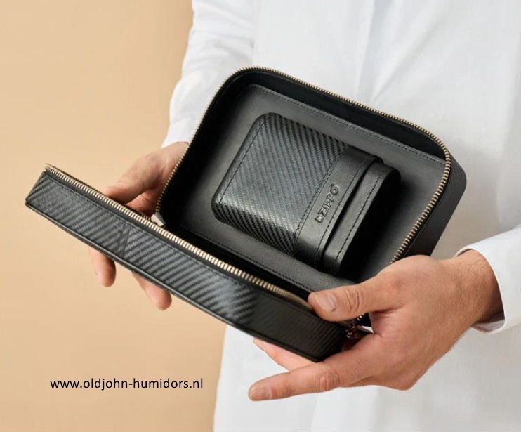 SK401 ZIPPO SIGARENTAS + SIGARENKOKER ZIPPO – TRAVEL CARBON RANGE  Zwart leer | Old John Humidors