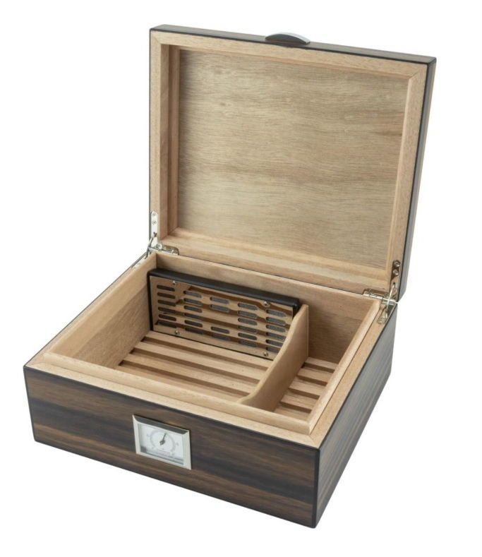 H36 Humidor GENOVA Met tobacco leaf Mooie chique hygrometer, en beslag ventilatiesysteem Gratis sigarenknipper 50 sigaren.