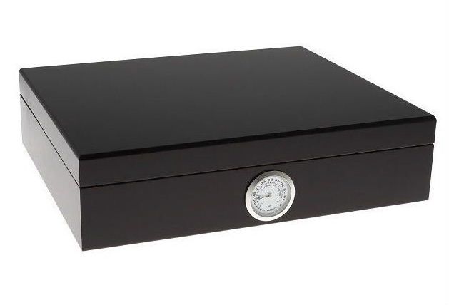 H44 GERMANUS PREMIUM MERK HUMIDOR Zwart met zilverkleurige hygrometer Gratis sigarenknipper
30 sigaren.