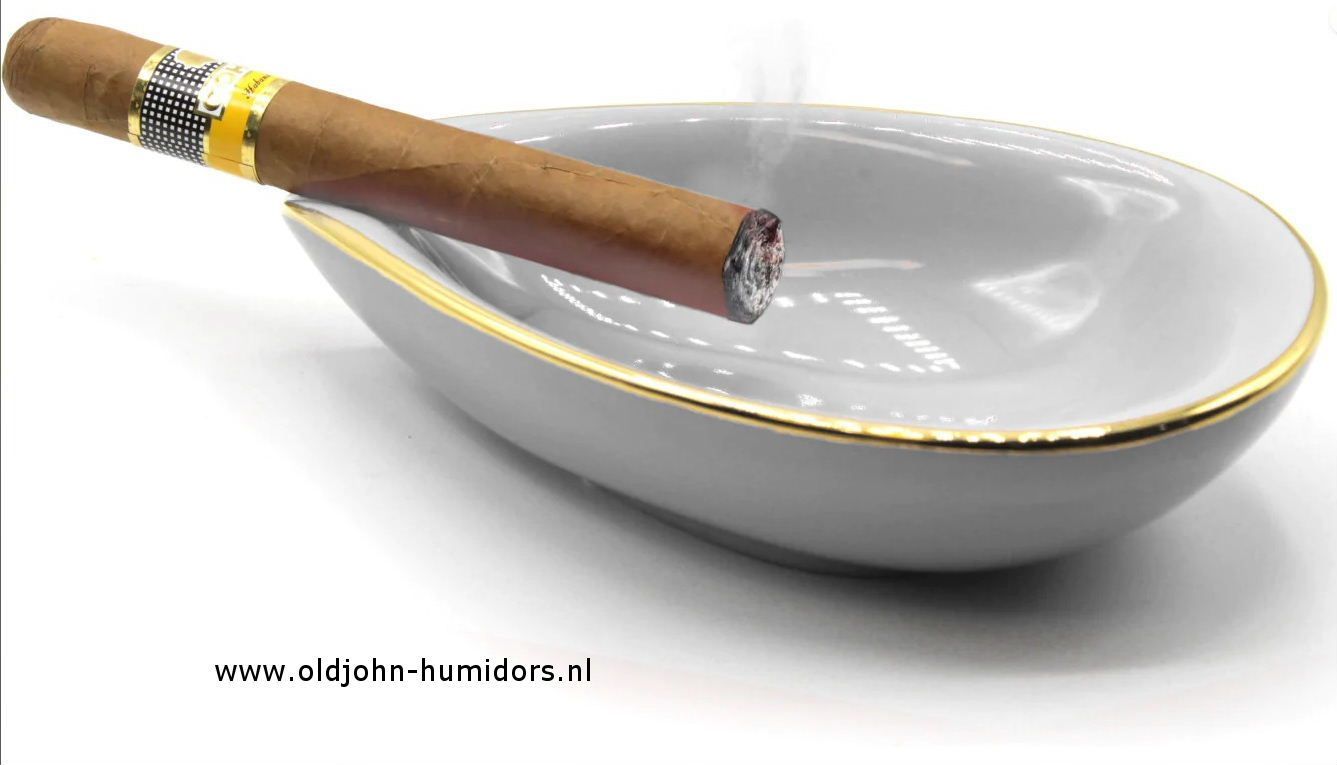 SAB41 Adorini sigaar asbak  Wit-goud porselein  Royale sigaren asbak18 x 4,6 cm. ca 300 gram. Verkoop via www.oldjohn-humidors.nl 