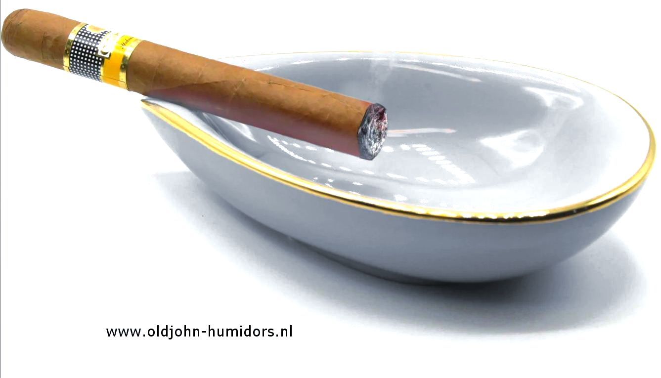 SAB40 Adorini sigaar asbak  Wit-goud porselein  Royale sigaren asbak18 x 4,6 cm. ca 300 gram. Verkoop via www.oldjohn-humidors.nl 