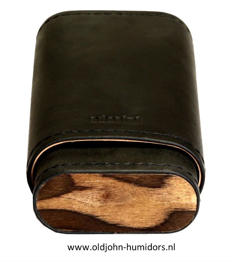 SK04H Adorini sigarenkoker zwart echt leer 2 of 3 sigaren cederhout aan de binnenzijde, hout aan onder- en bovenkant verkoop via oldjohn-humidors.nl