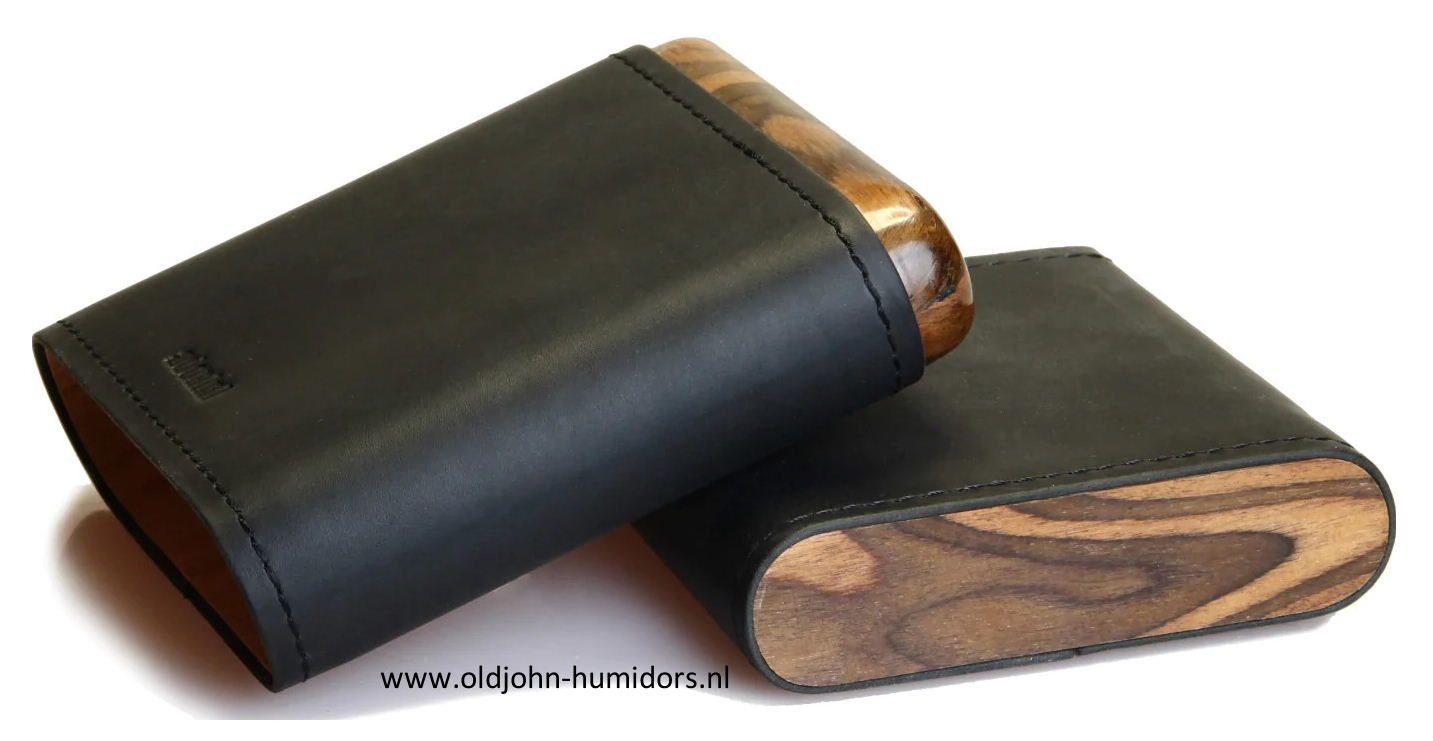 SK06H : Adorini ® sigarenkoker 
zwart, echt leer 3 -5 sigaren 
hoogglans hout boven en onderkant 
cederhout aan de binnenzijde
Gratis sigarenknipper