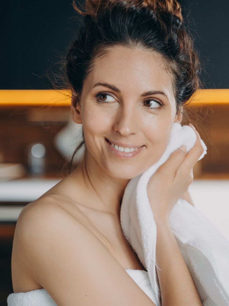 lady shaving her upper lip