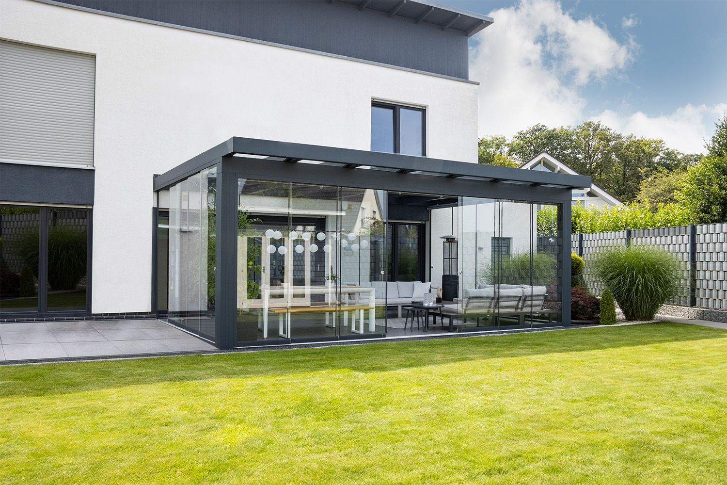 Aluminium veranda met glazen schuifwanden, laten plaatsen door een vakman