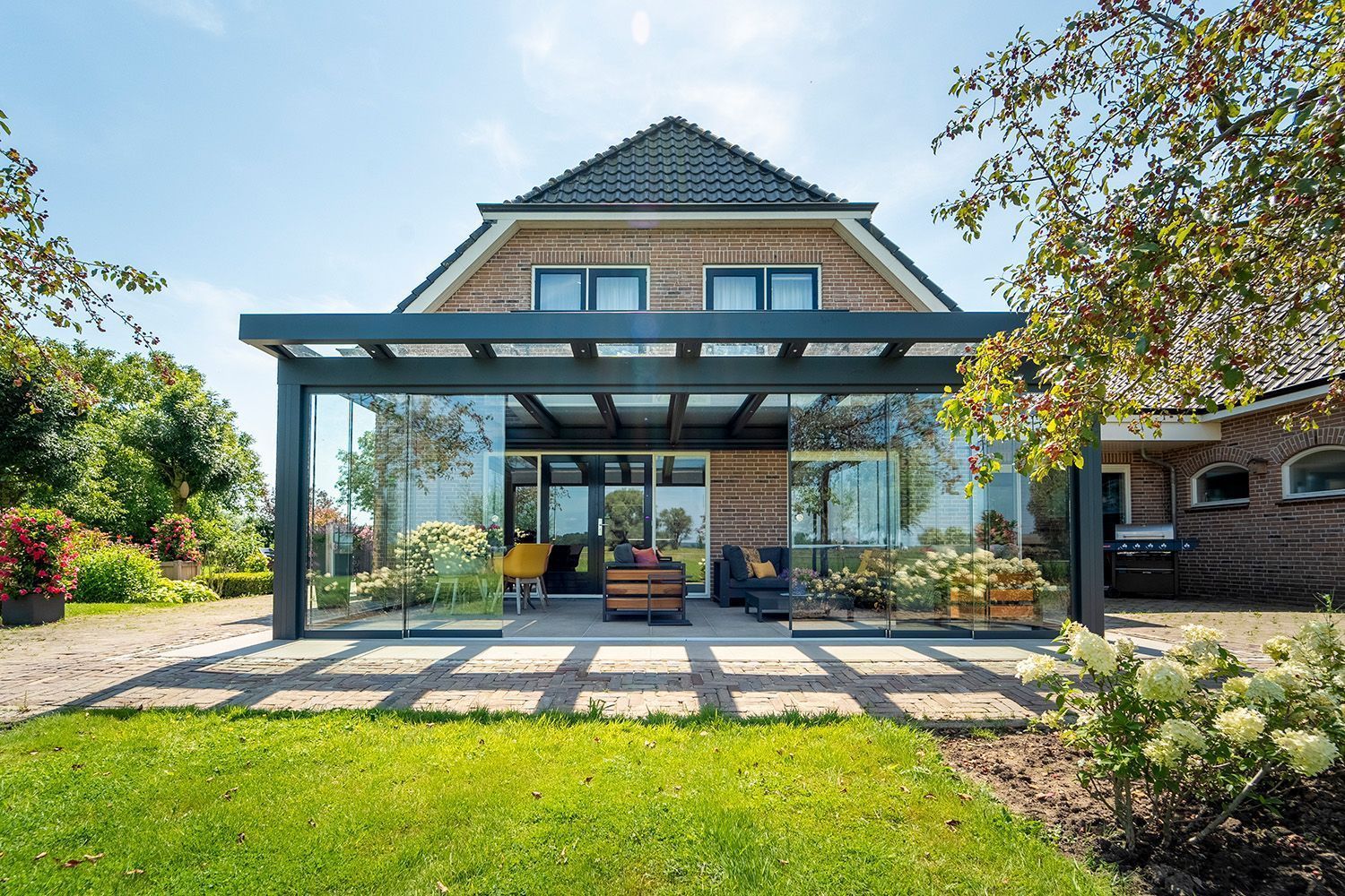 Overkapping voortuin: antraciet aluminium overkapping met schuifdak en screens