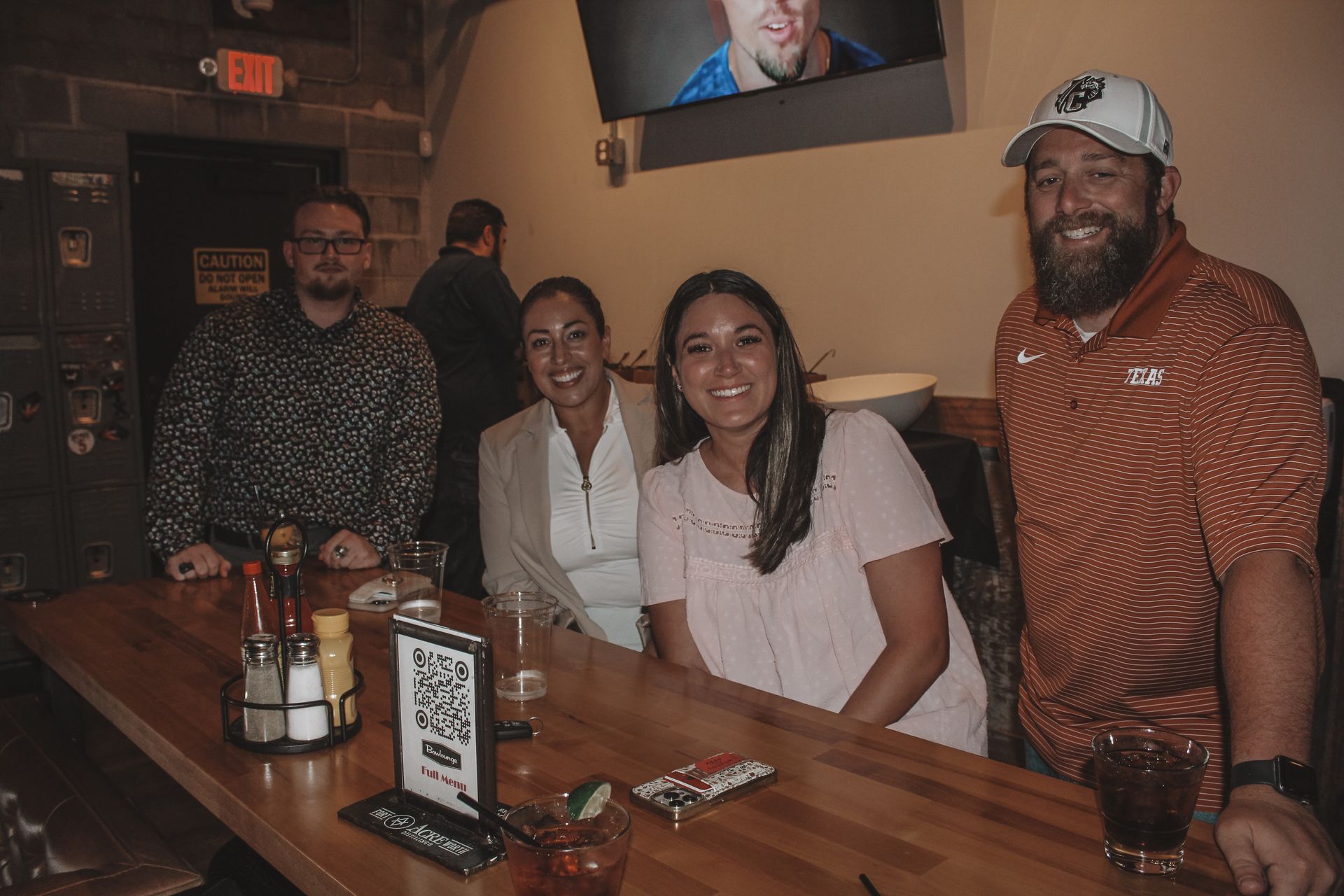 A group of people are sitting at a table in a restaurant.