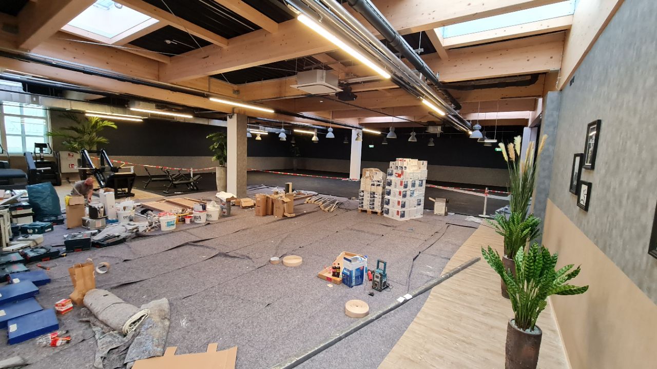 Referenz für arbeiten bei Fitnessstudio - Morefit - Baustelle Boden verlegen