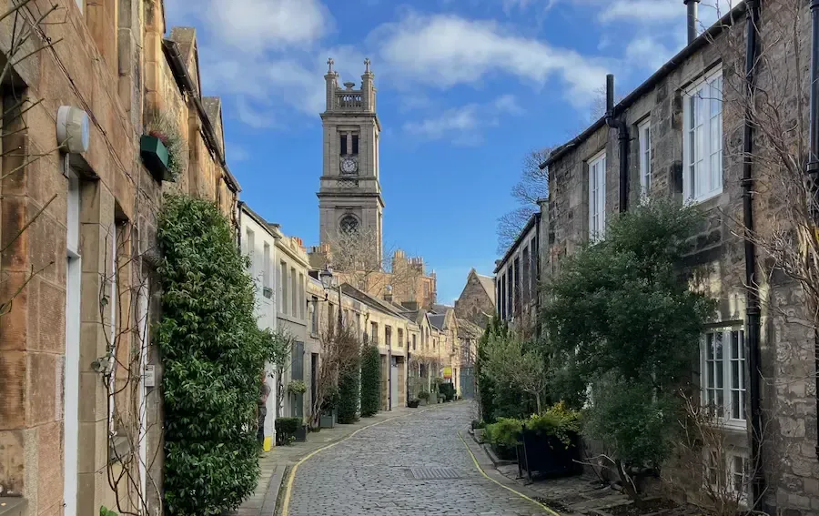Stone houses and floral displays on Circus Lane, a picturesque spot on an Edinburgh architecture walking tour.