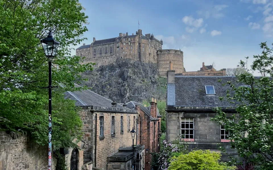 Picturesque view of Edinburgh Castle during a private Edinburgh walking tour.