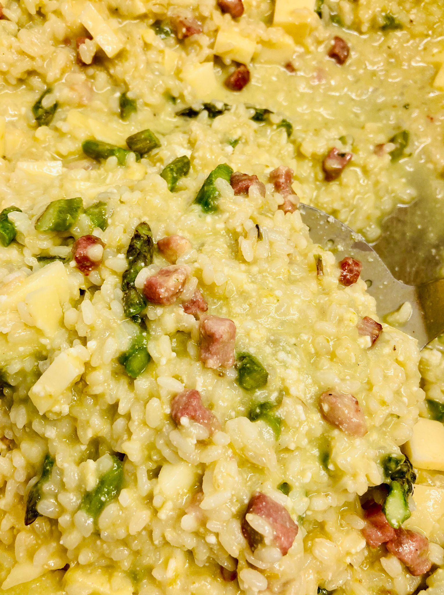 Risotto con asparagi, pancetta e formaggio.