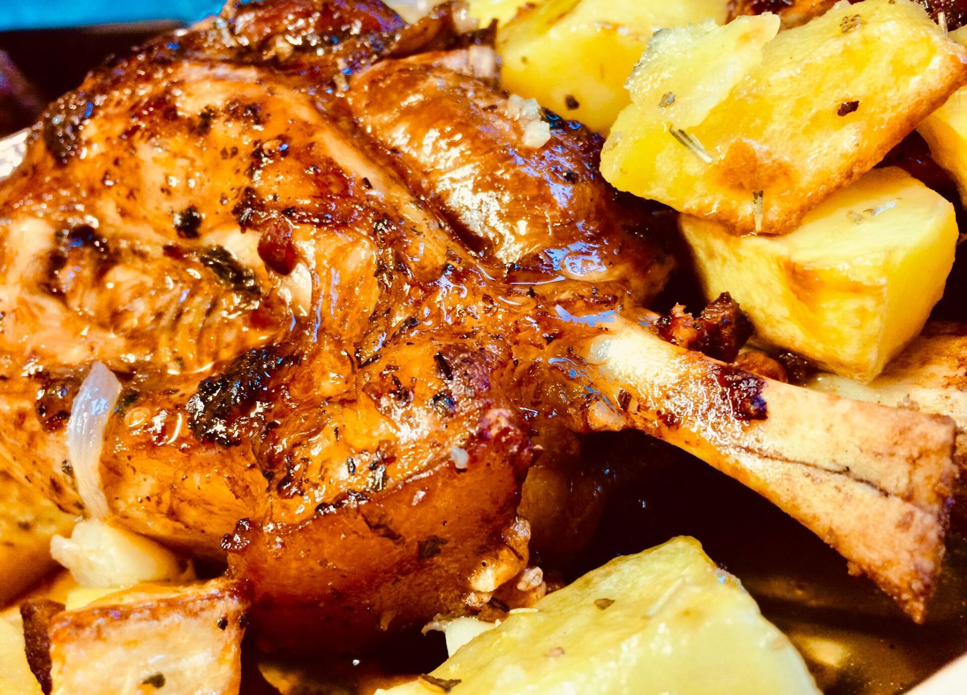 Pollo arrosto con pelle croccante e patate dorate.