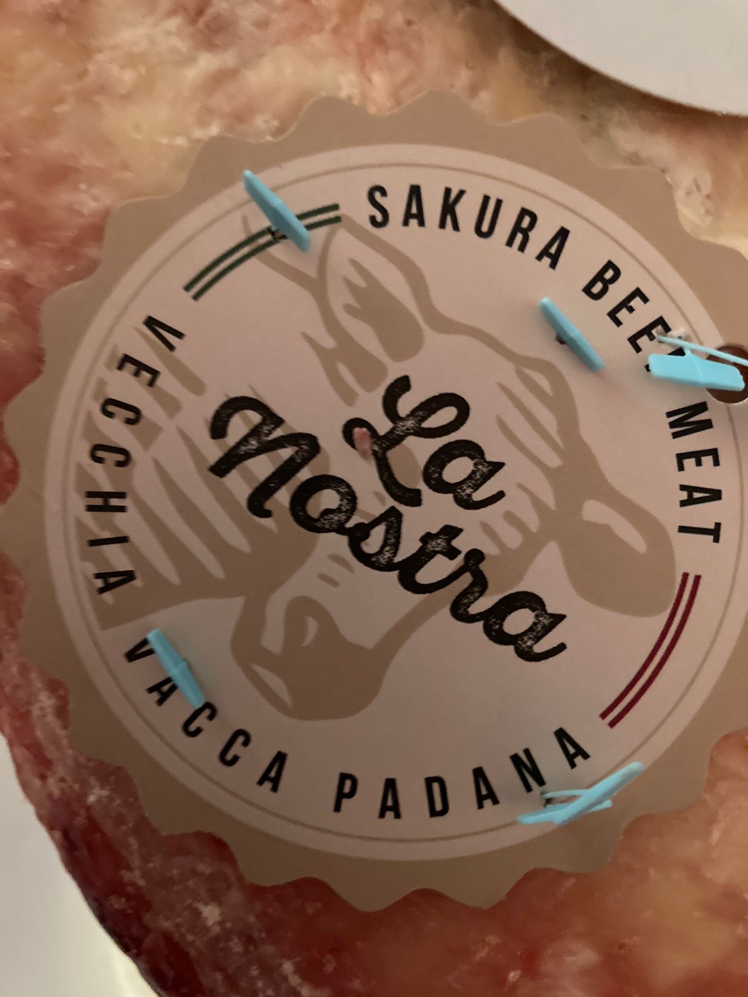 L'etichetta rotonda sulla carne riporta la scritta 