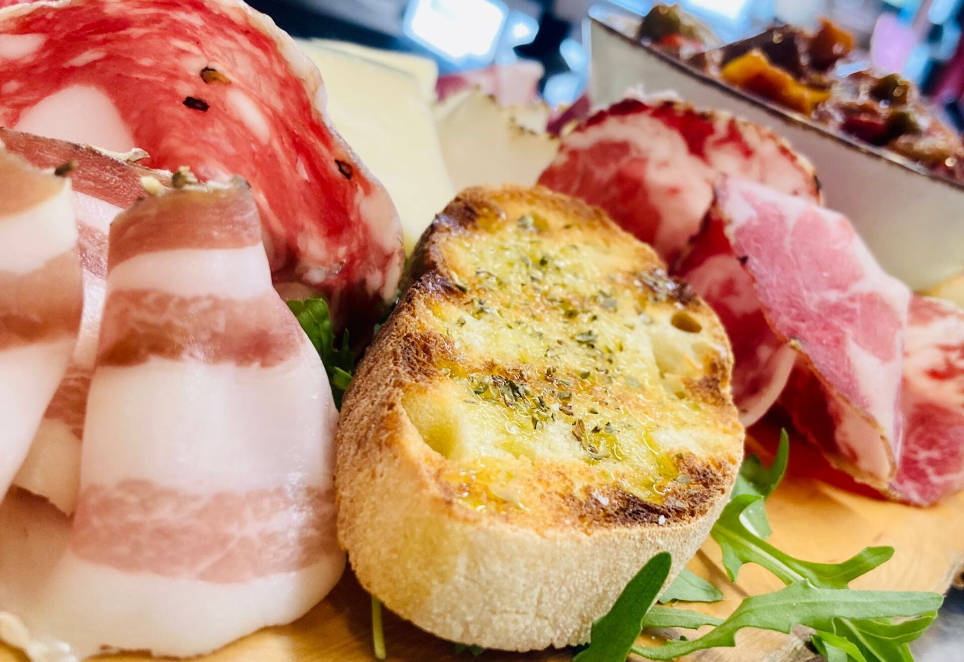 Tagliere di salumi con salumi, formaggi e pane all'aglio.