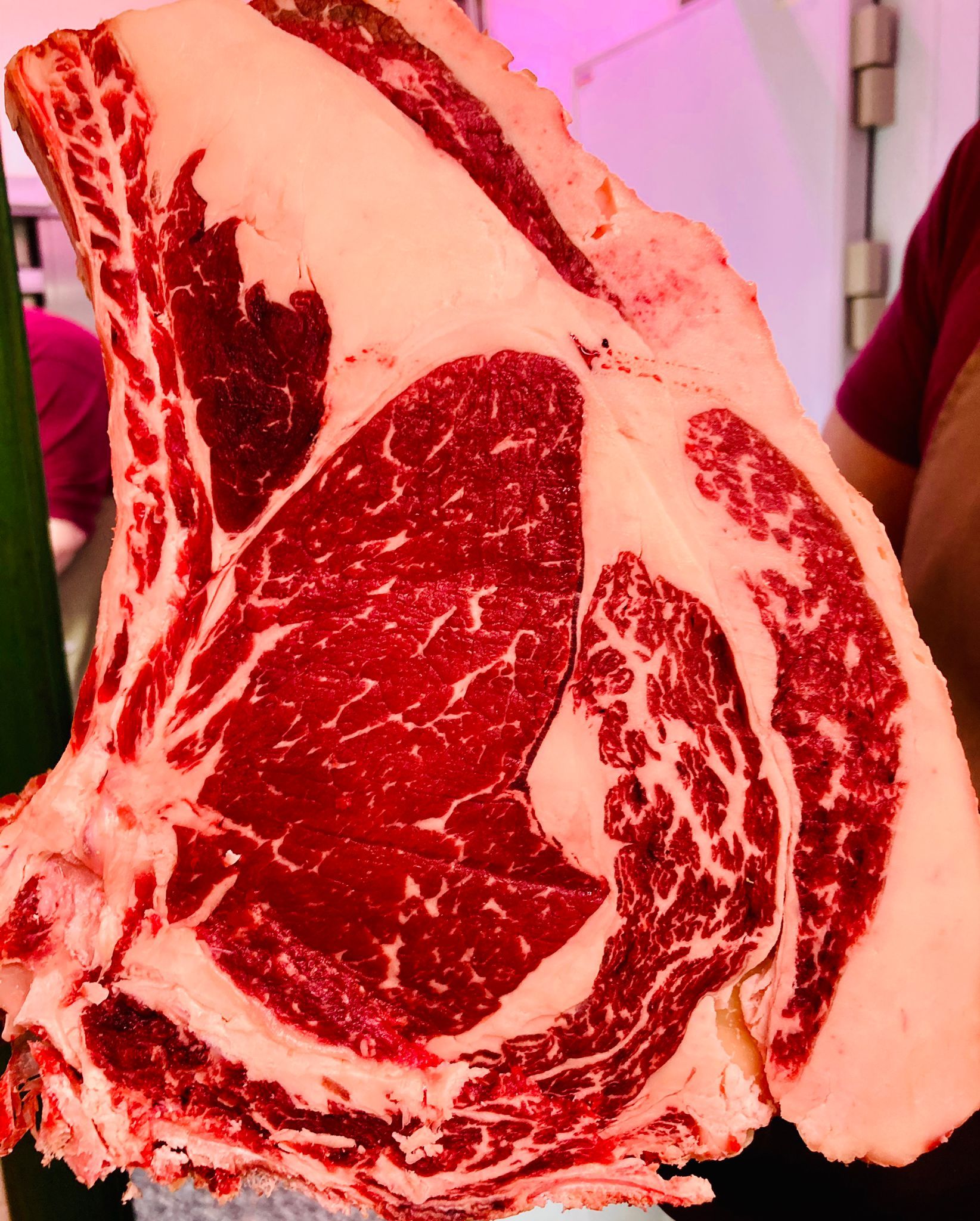 Bistecca di ribeye spessa e cruda, con marezzatura, pronta per la cottura.