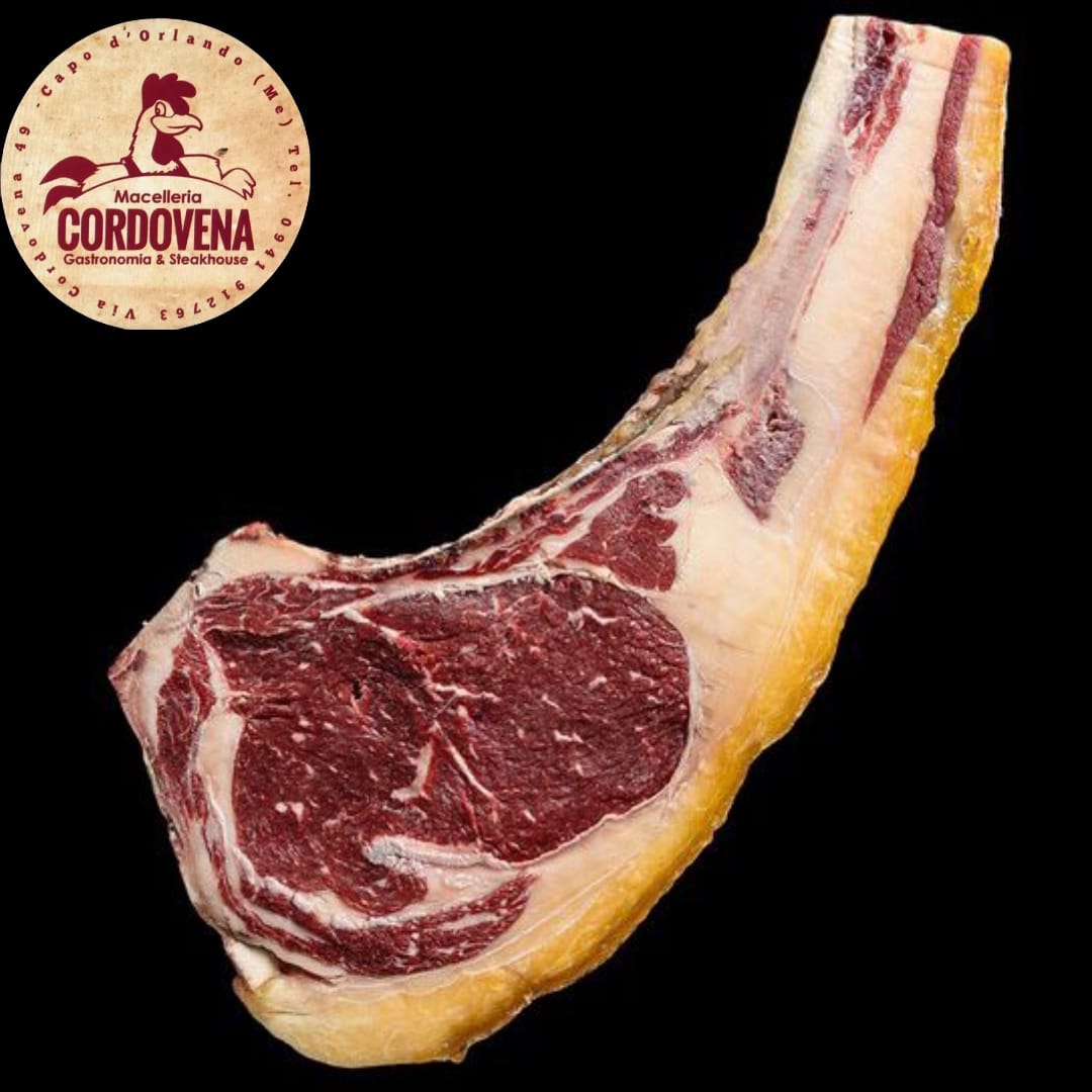 Bistecca di ribeye cruda con osso, marchiata 