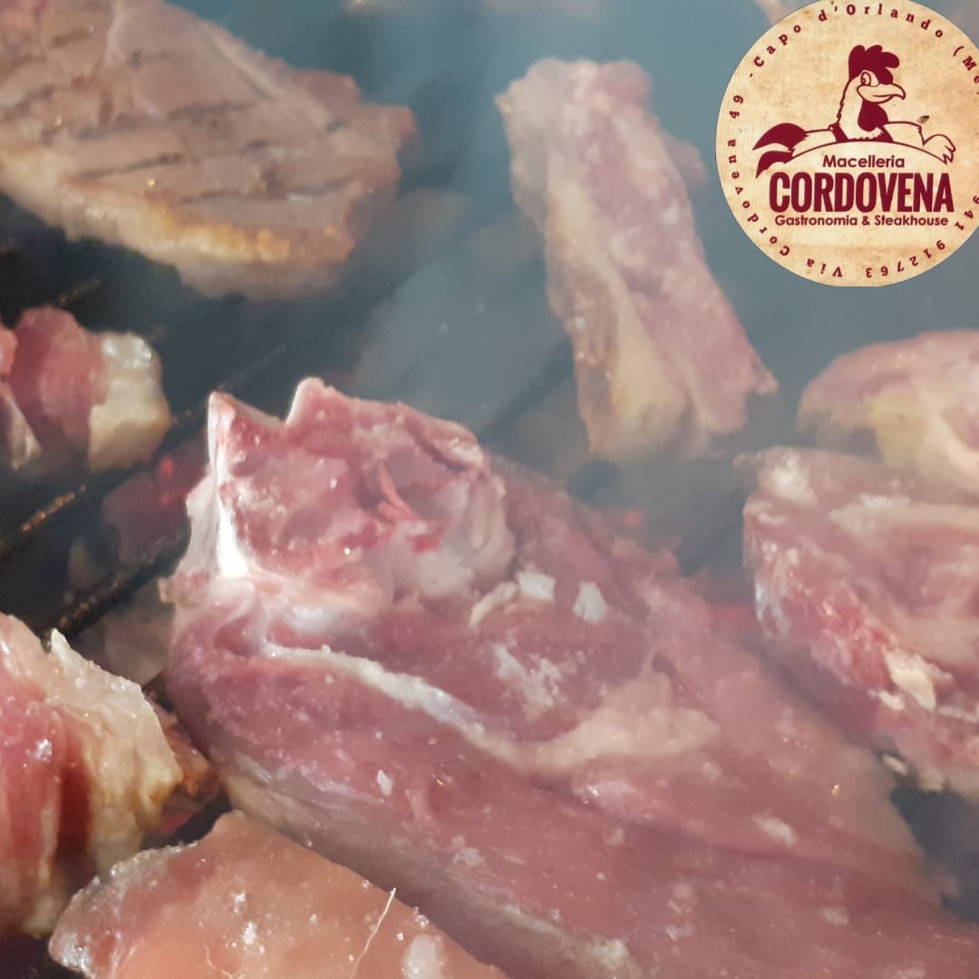 Carne cruda cotta alla griglia su un barbecue, con il logo