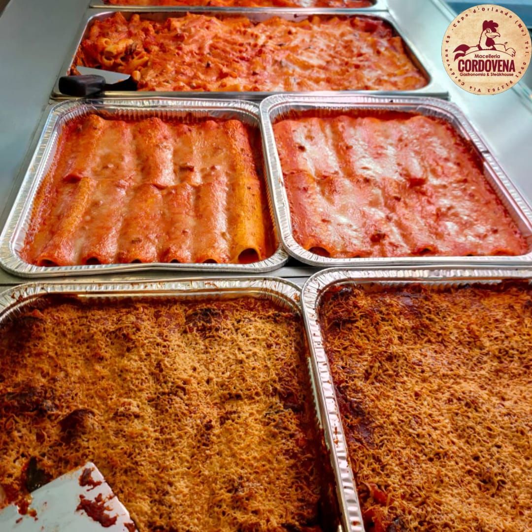 Preparai vassoi di cibo in varie teglie di alluminio: enchiladas, casseruole.