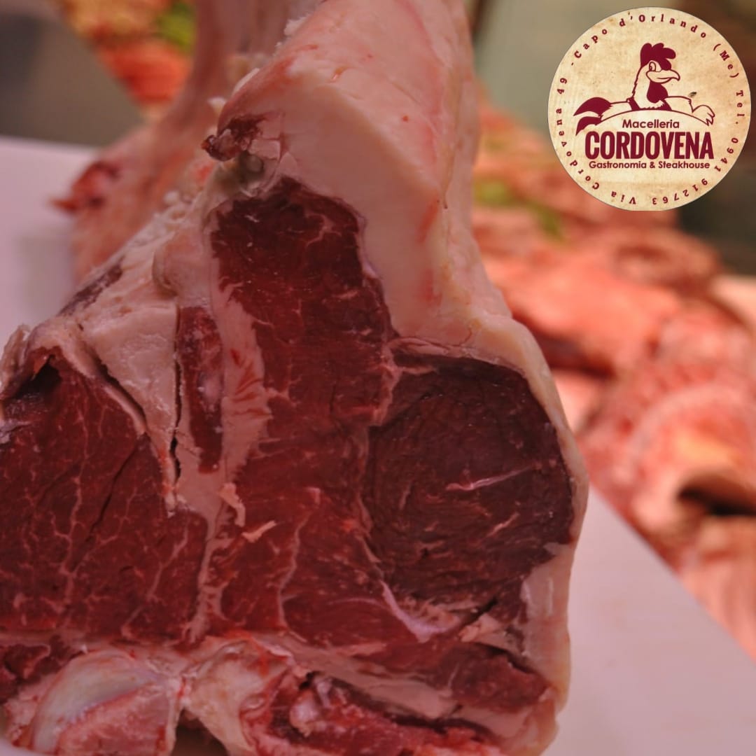 Grande bistecca cruda con osso, in stile macelleria. Carne rossa, grasso bianco, logo Cordovena.