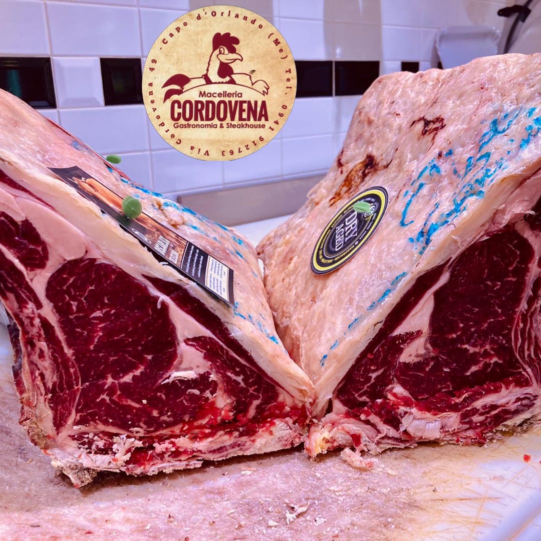 Due grandi tagli di manzo crudo, con carne rossa e ossa, con il logo Cordovena sullo sfondo.