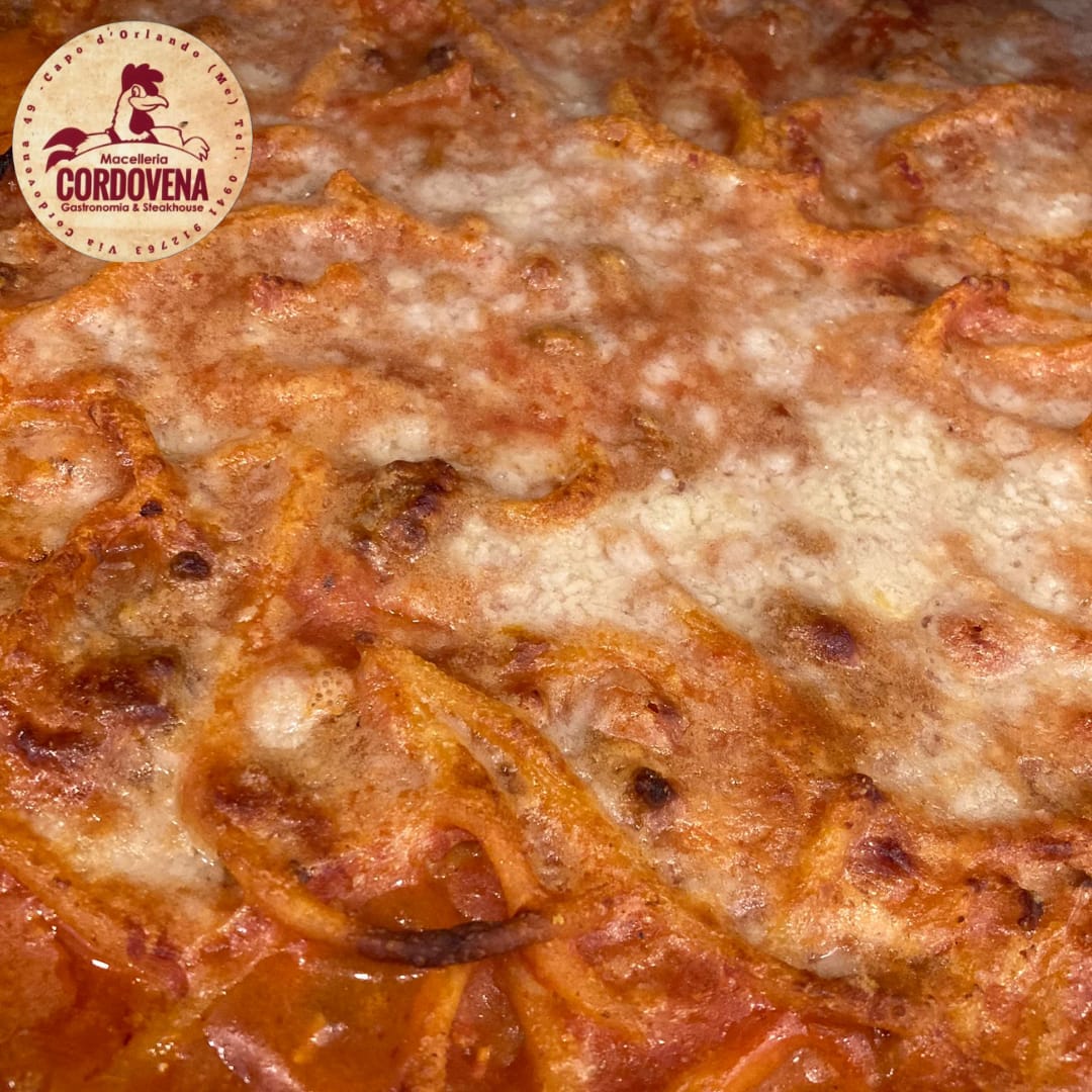 Piatto di pasta al forno con formaggio fuso e salsa rossa, a marchio 