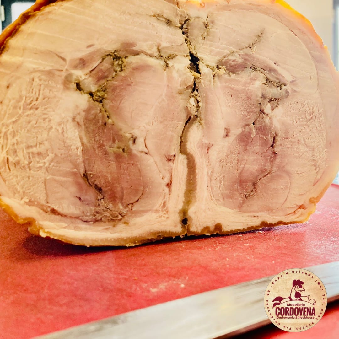 Sezione trasversale di maiale arrosto con condimento.