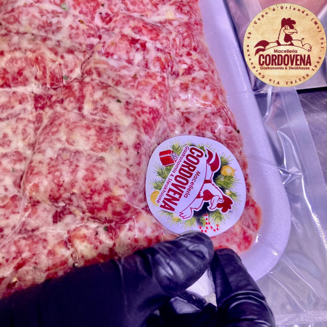 Salsiccia in un vassoio di plastica con l'etichetta 