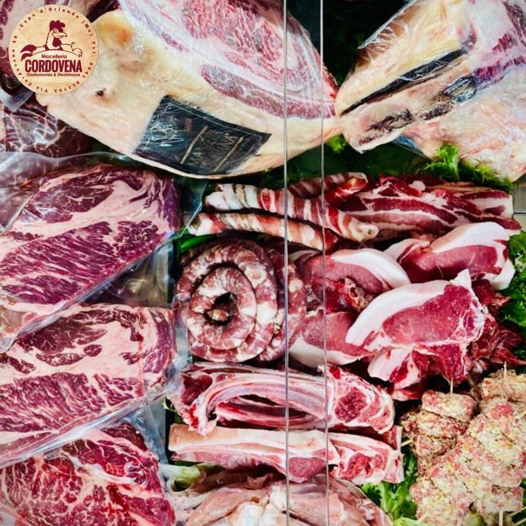 Vetrina piena di vari tagli di carne cruda, tra cui bistecche, salsicce e carne di maiale.