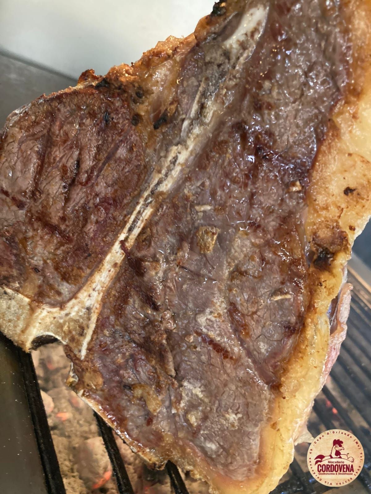 Bistecca alla fiorentina grigliata, al sangue, con i segni della griglia.