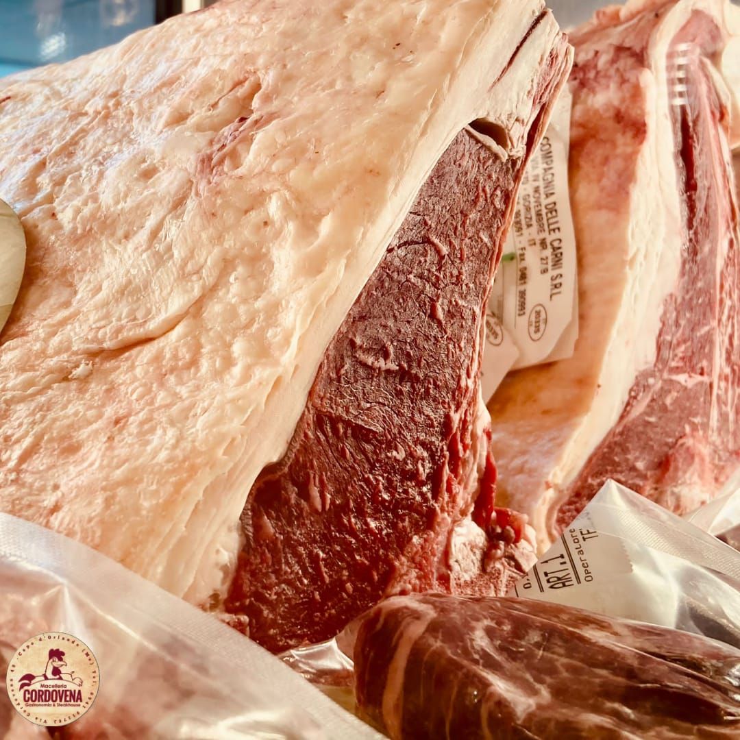 Tagli crudi di manzo, con grasso spesso e marezzato, vista da vicino.