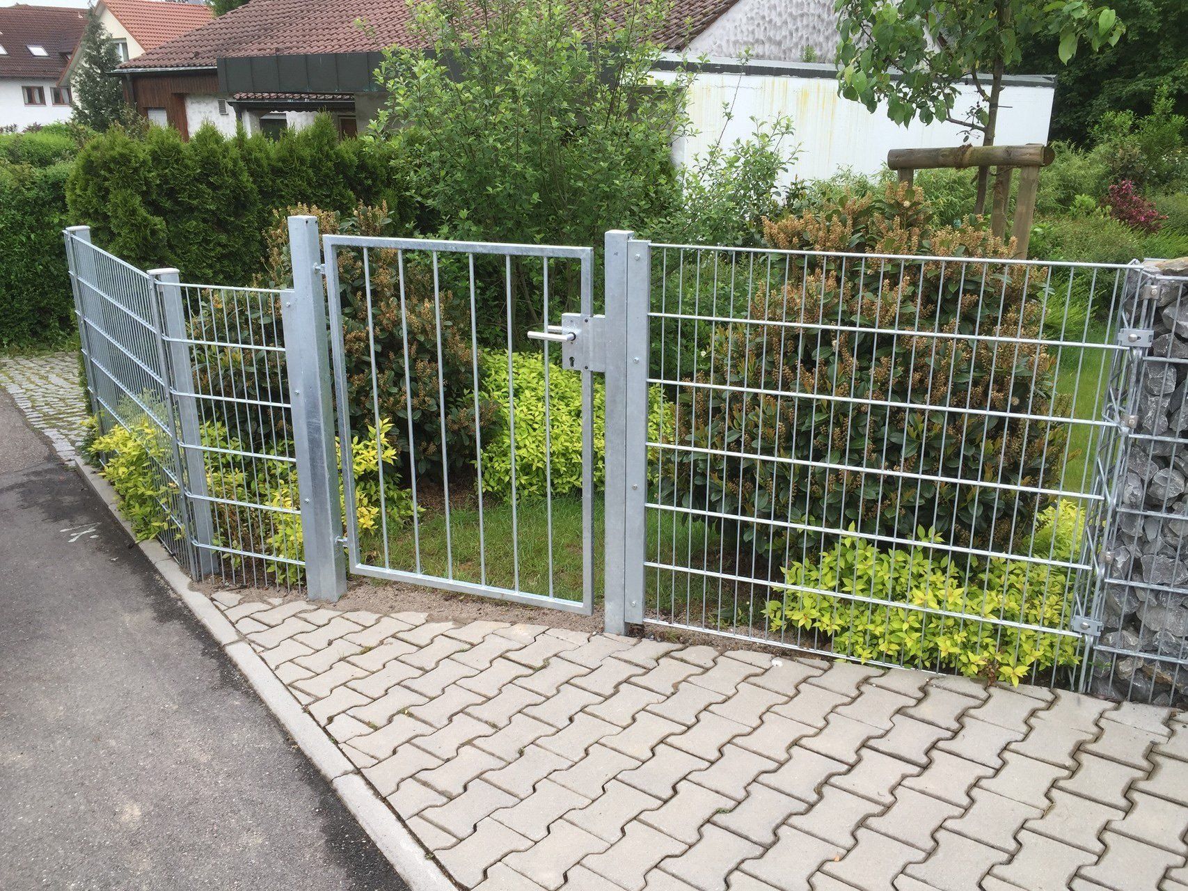 Ein Zaun mit einem Tor in der Mitte
