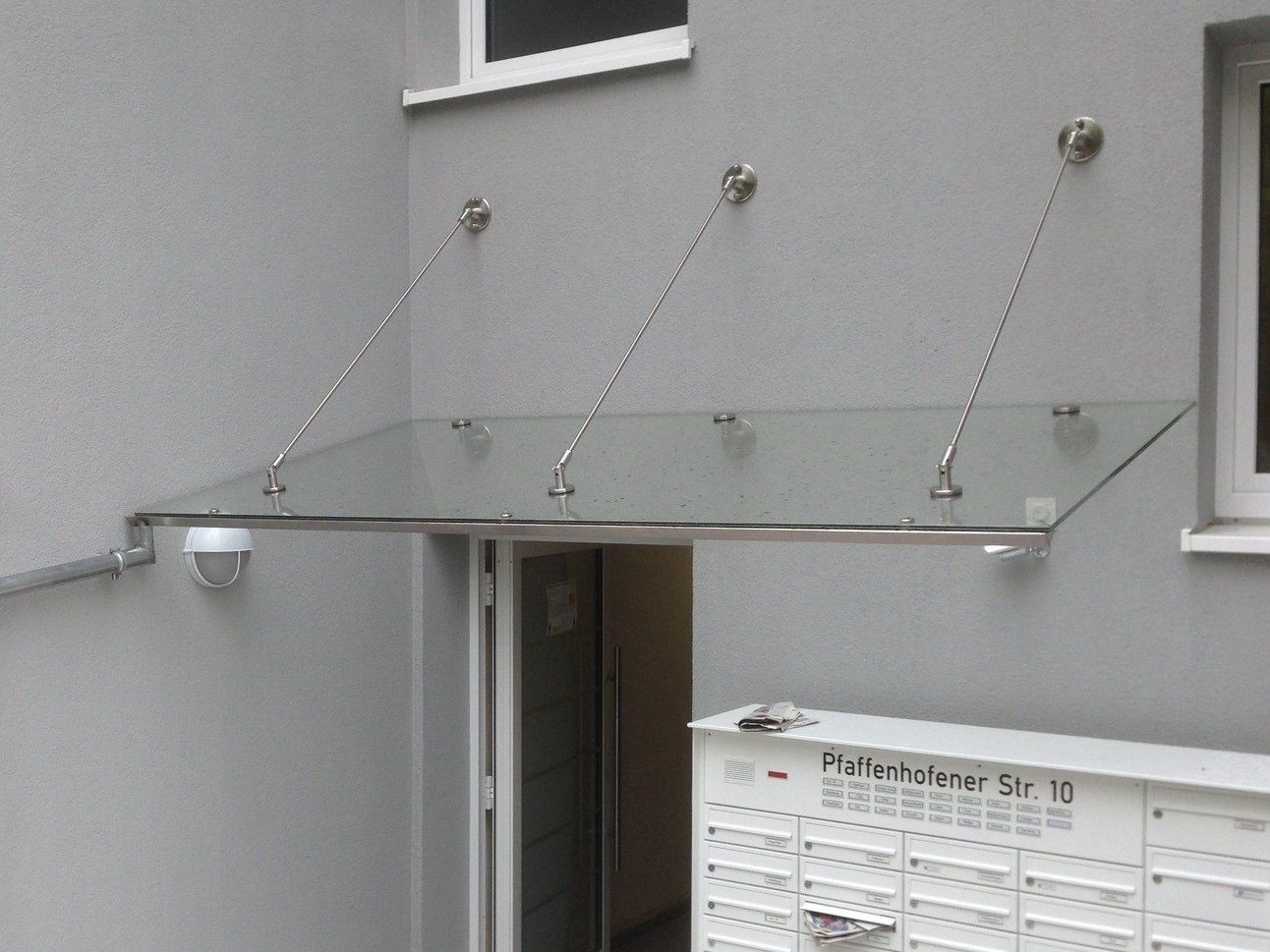 Ein Gebäude mit einem Glasdach über einem Eingang