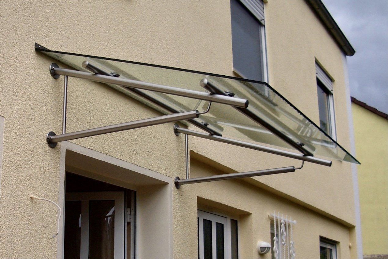 Ein Haus mit einem Glasdach über der Tür