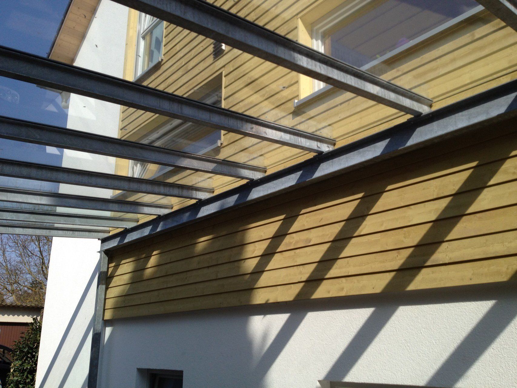 Ein Gebäude mit Glasdach und Holzverkleidung