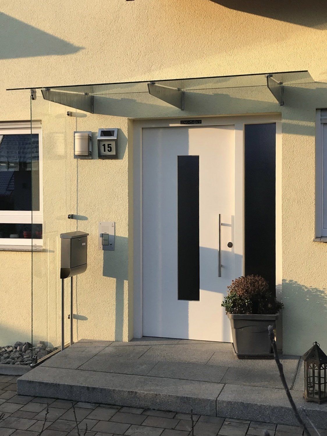 Die Haustür eines Hauses trägt die Nummer 15