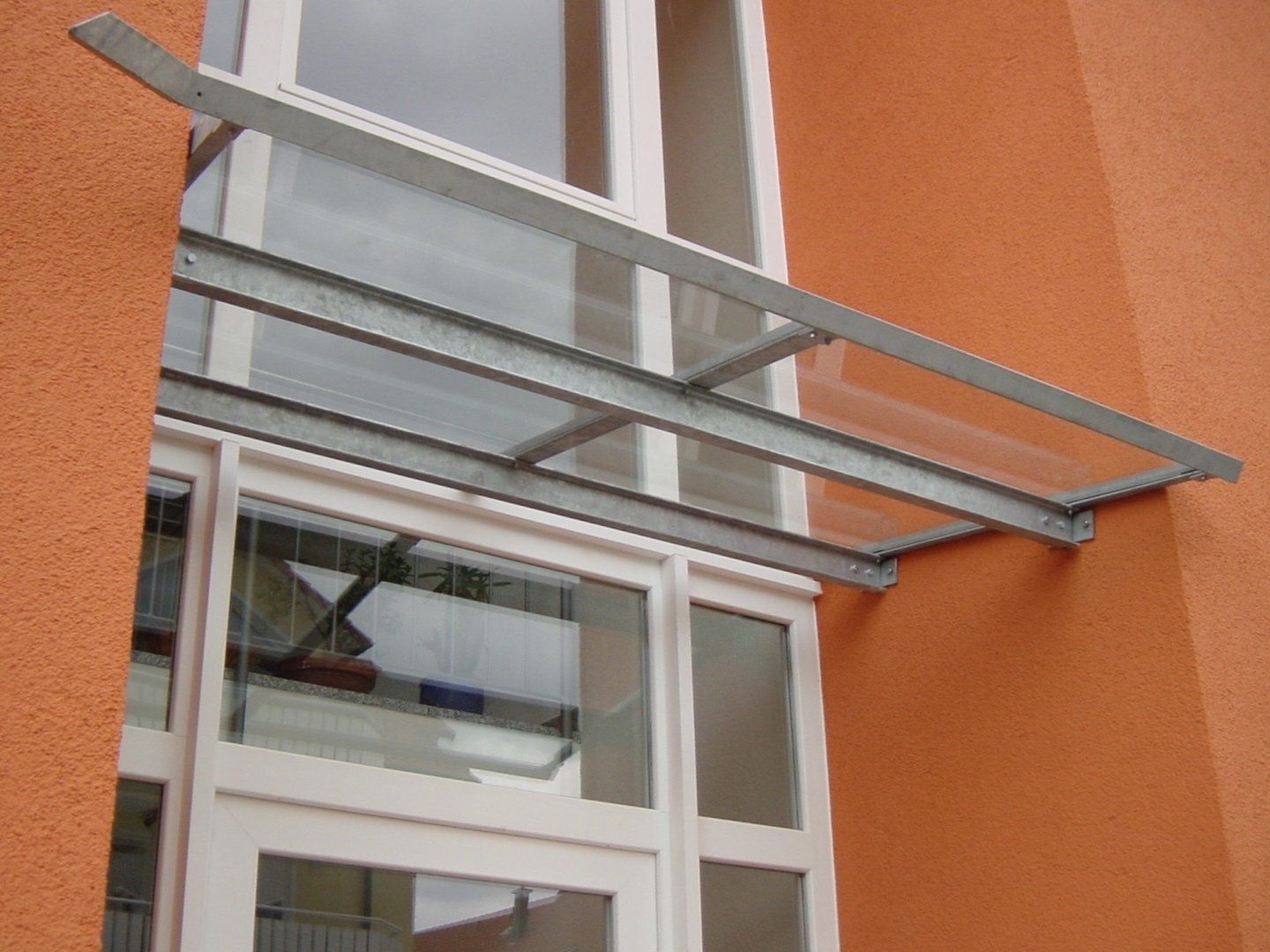 Ein Gebäude mit einem Glasdach über einem Fenster