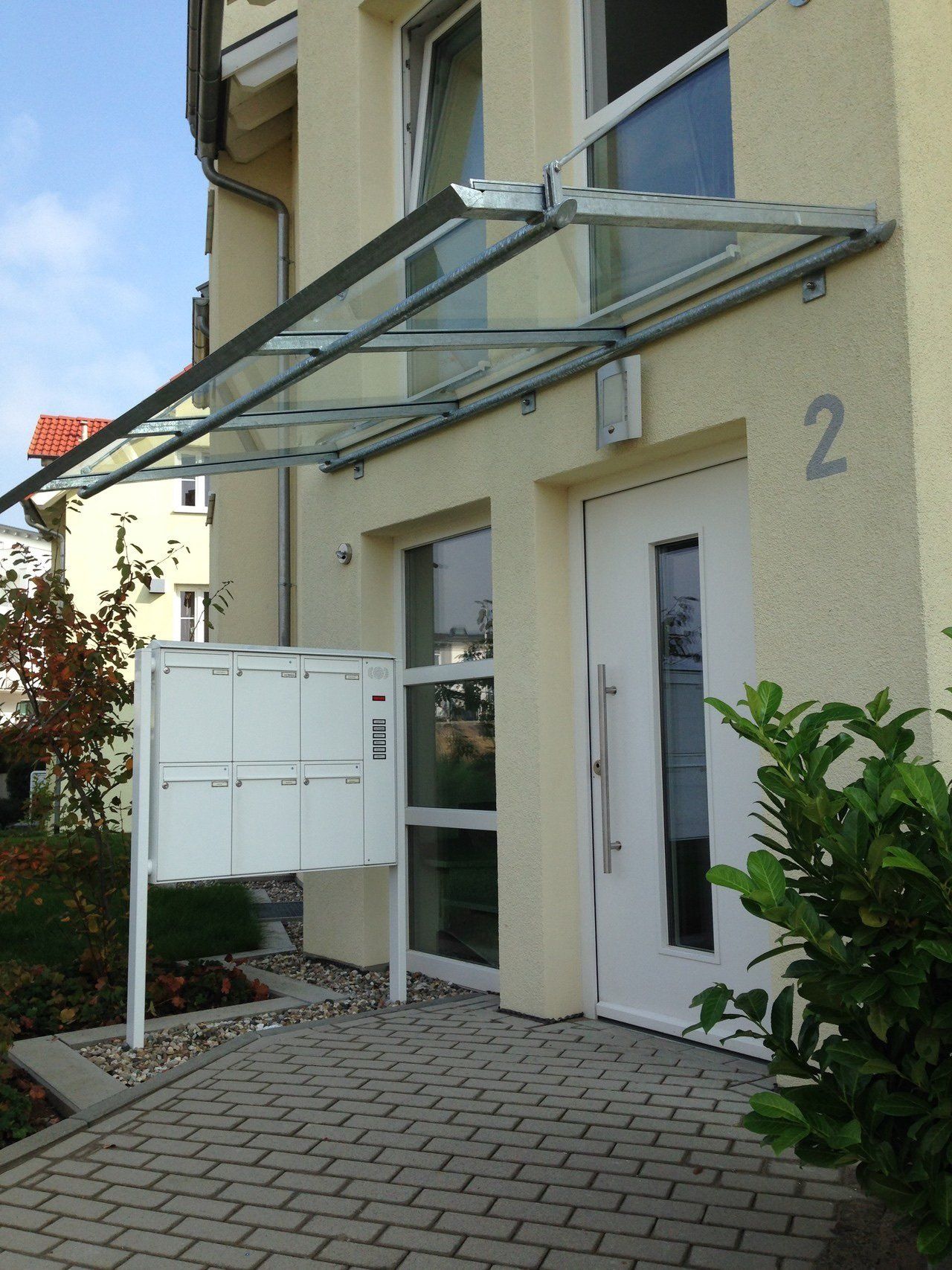 Ein Gebäude mit der Nummer 2 darauf
