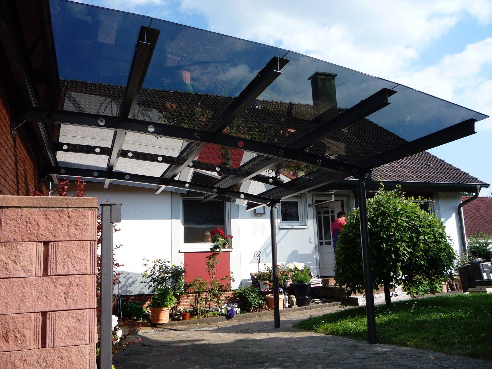 Ein Haus mit einem Carport davor