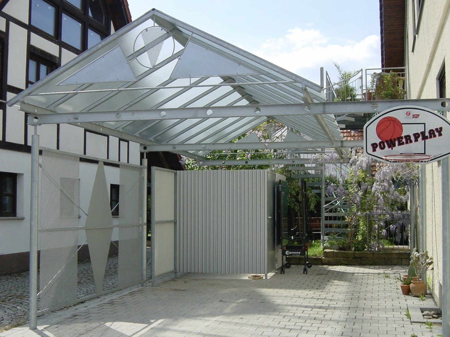 Ein Carport mit einem Schild mit der Aufschrift „Powerplay“ darauf