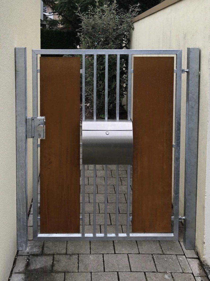 Ein Tor mit einem Briefkasten in der Mitte