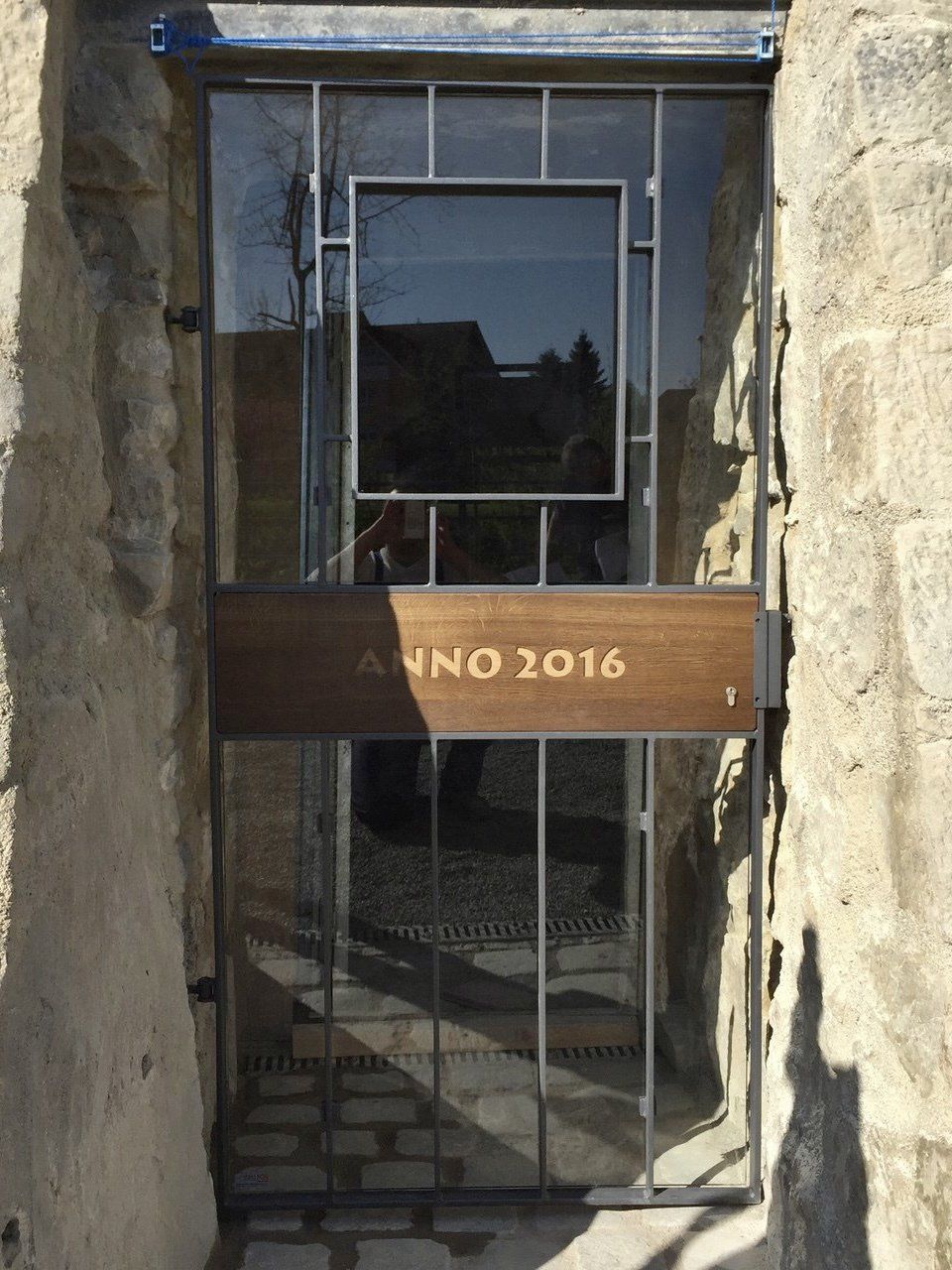 Eine Tür mit einem Schild mit der Aufschrift „Anno 2016“