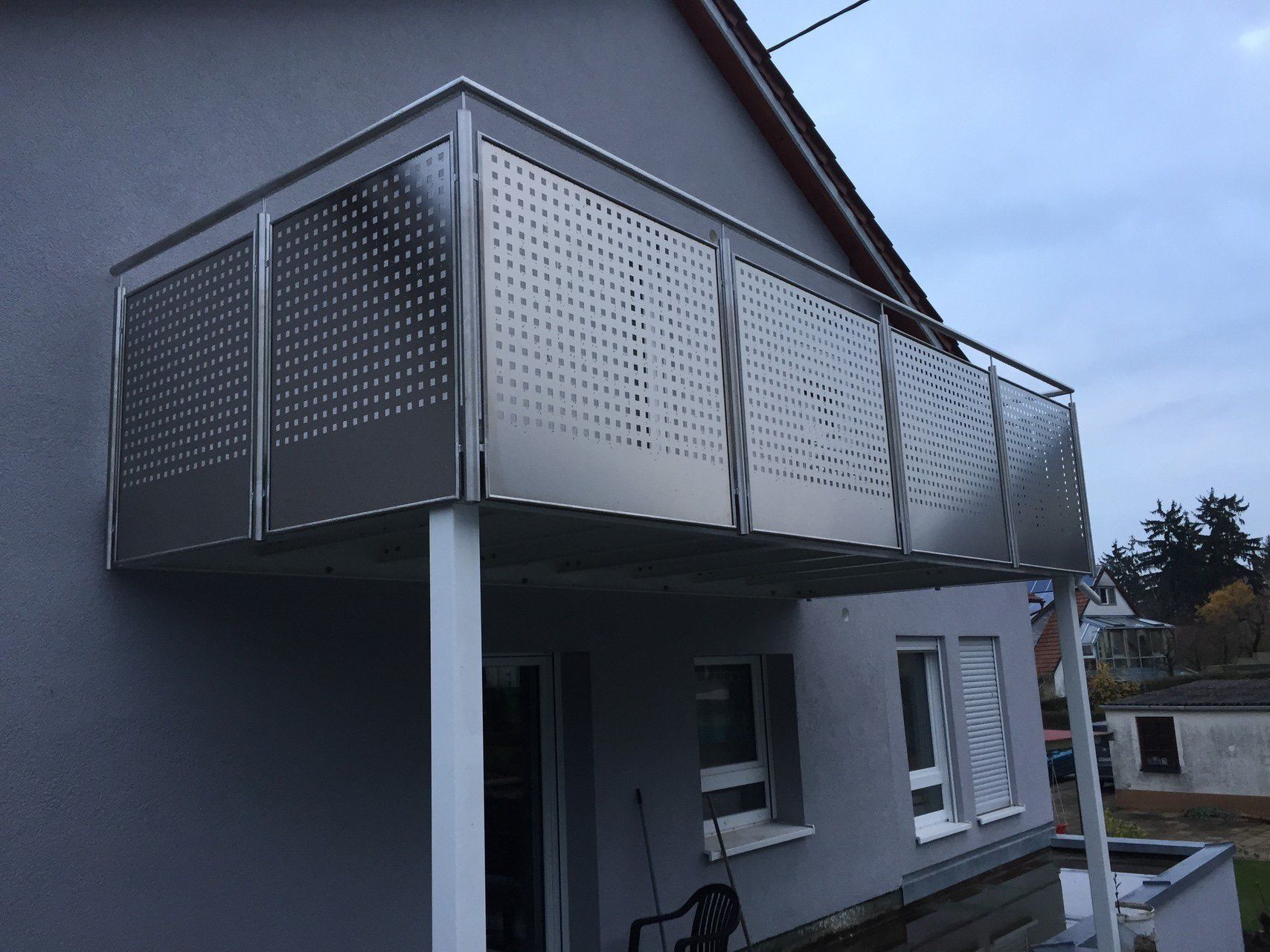 Ein Edelstahlbalkon an der Seite eines Hauses