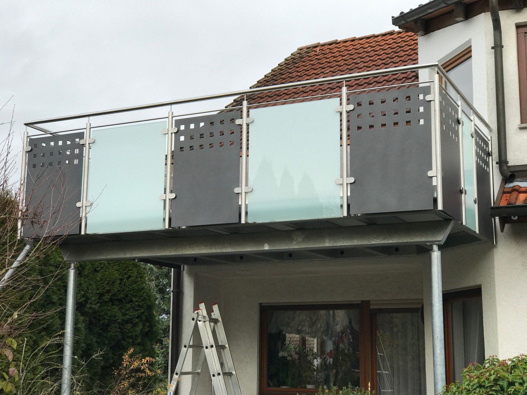 Ein Balkon mit einer Leiter davor