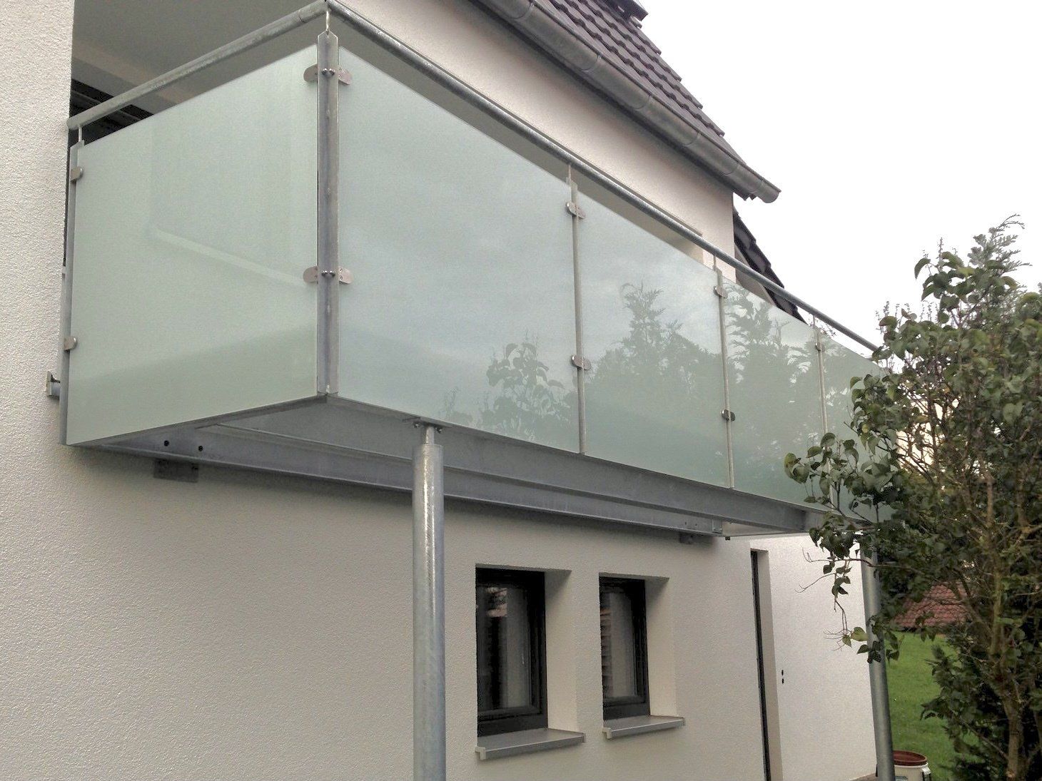 Ein Balkon an der Seite eines weißen Hauses