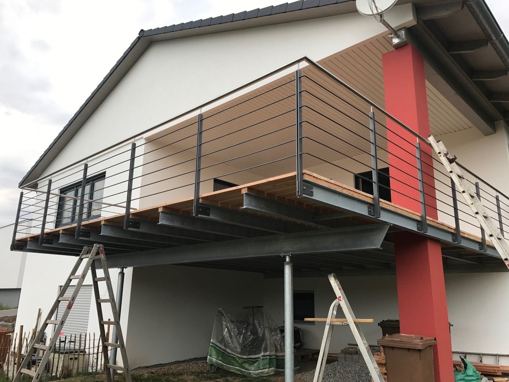 An der Seite eines Hauses wird ein Balkon gebaut