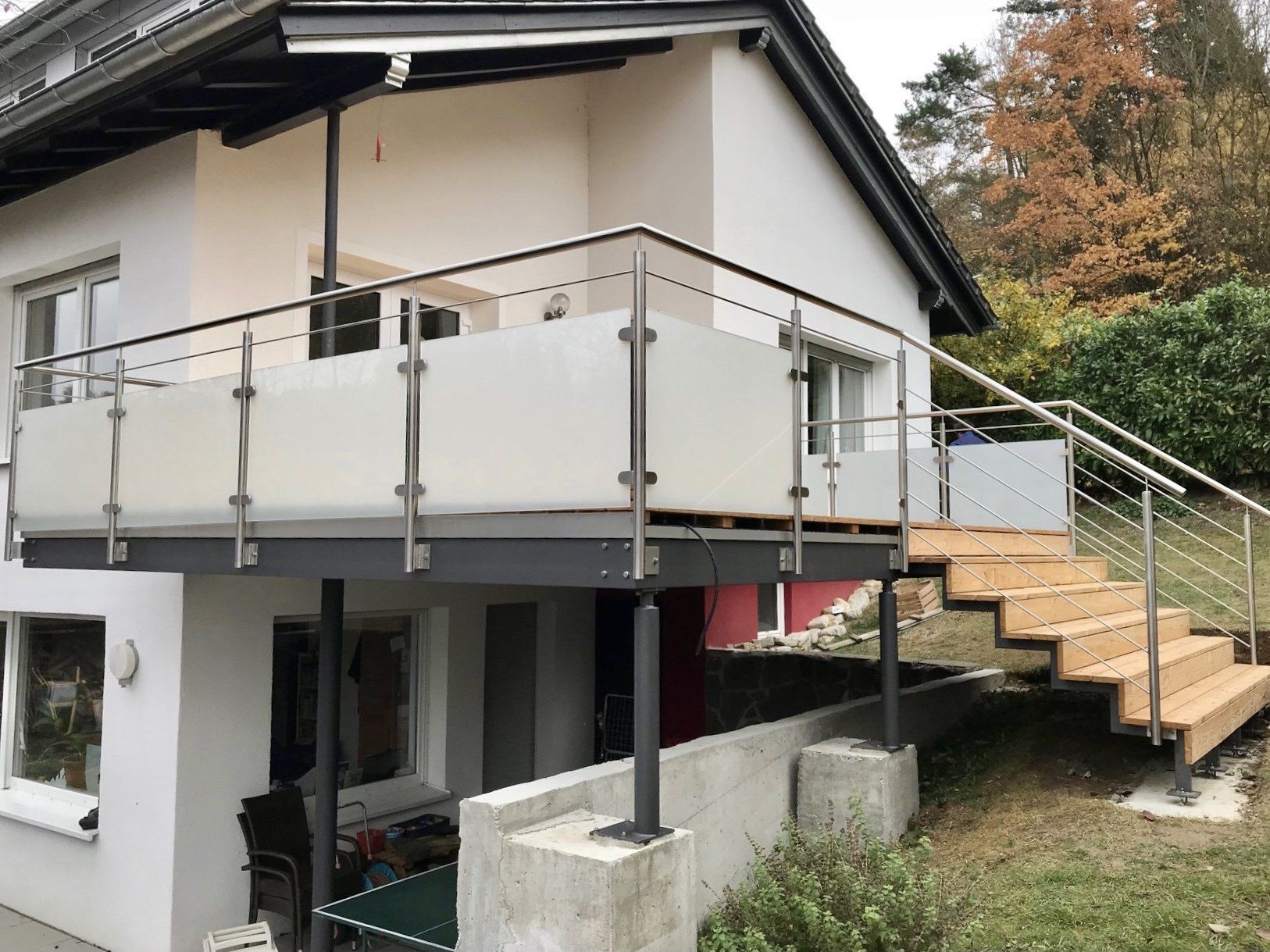 Ein weißes Haus mit Balkon und Treppe