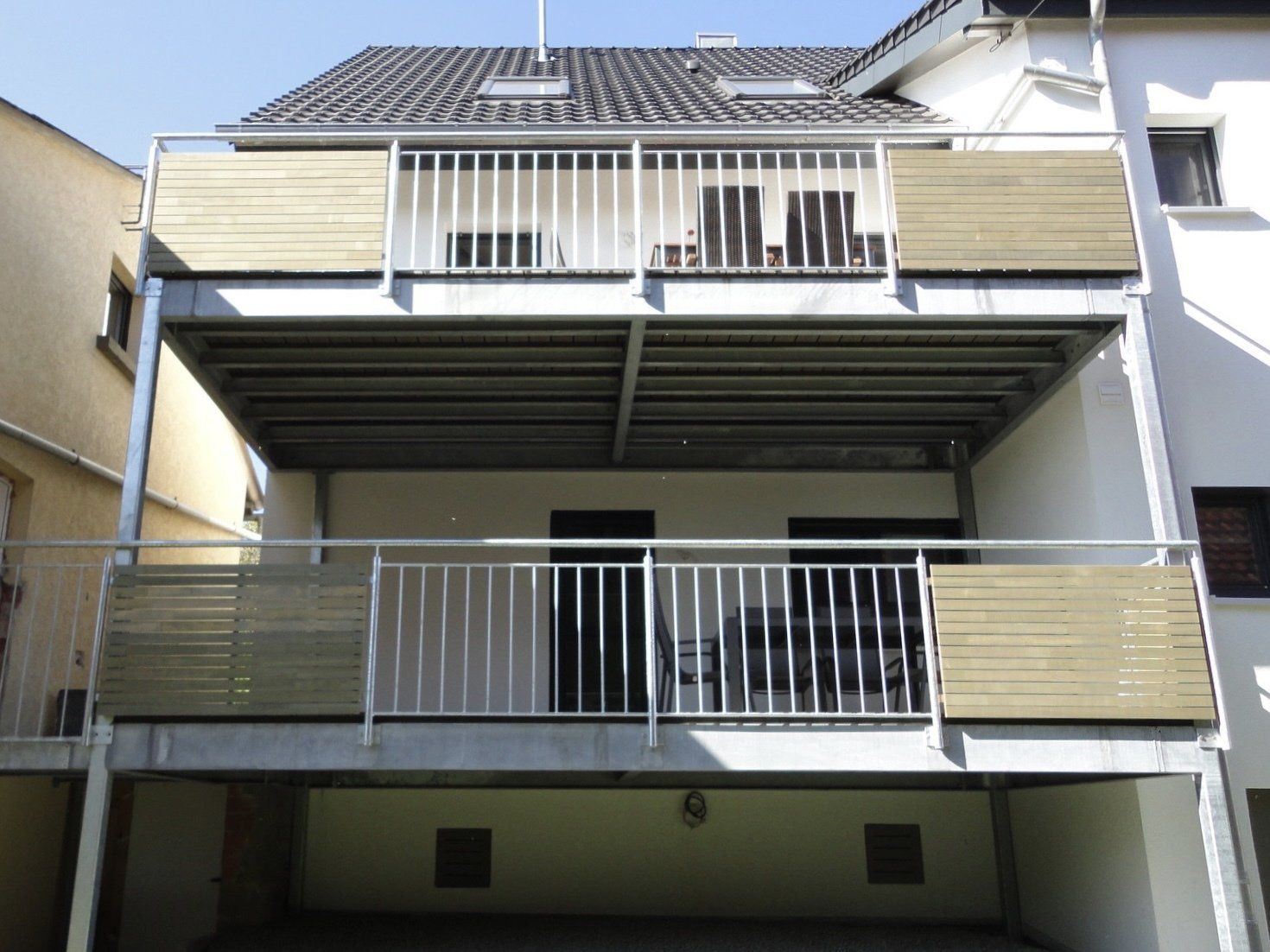 Ein Haus mit Balkon im zweiten Stock